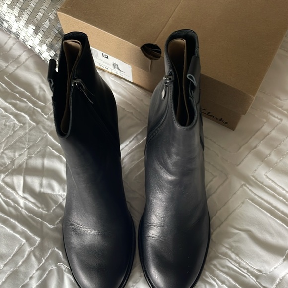 👢 CLARKS Mable Easy black leather boot, size 9 1/2. - Picture 9 of 16